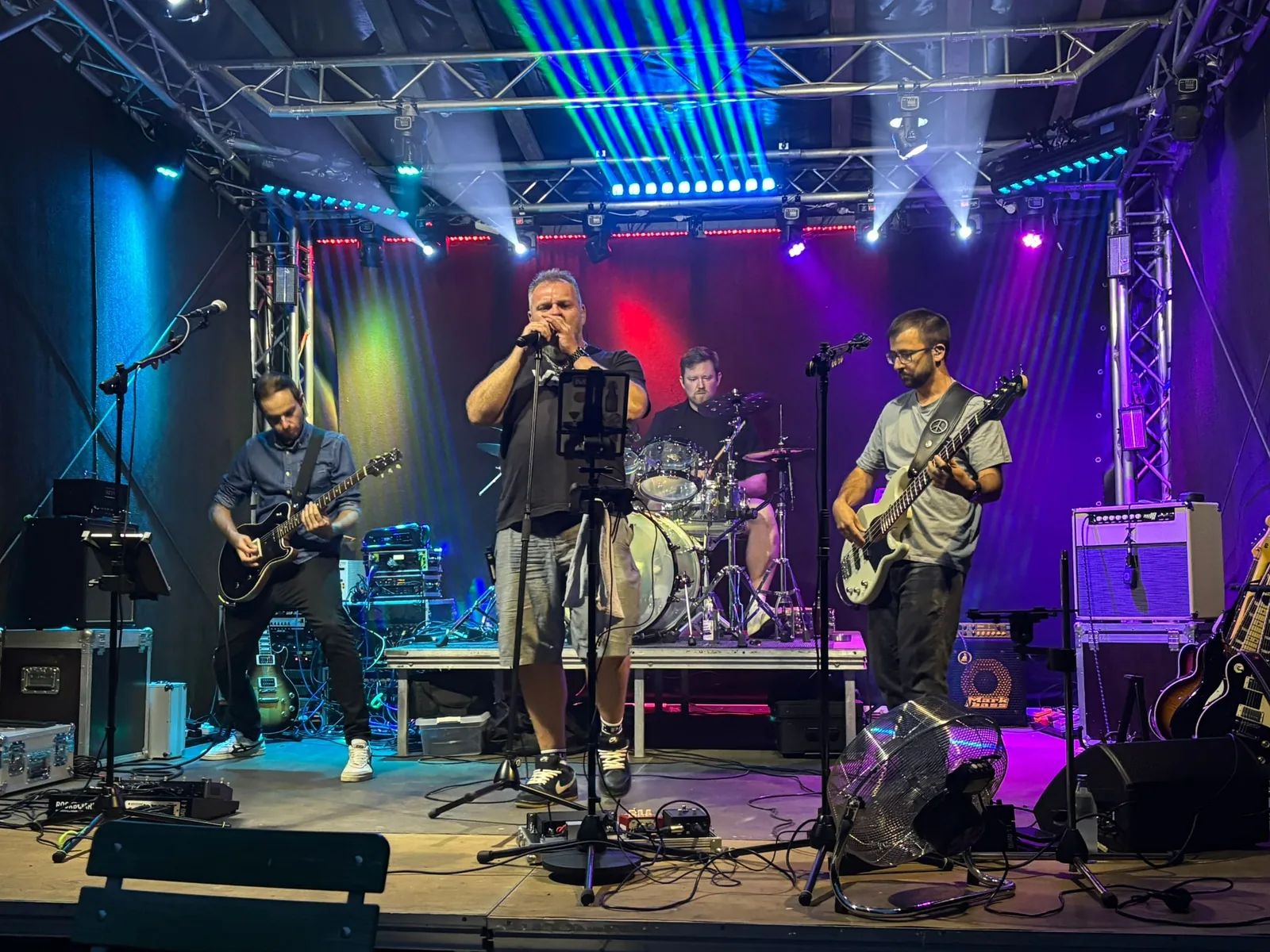 Malmedy Hill live auf der Bühne in kompletter Besetzung