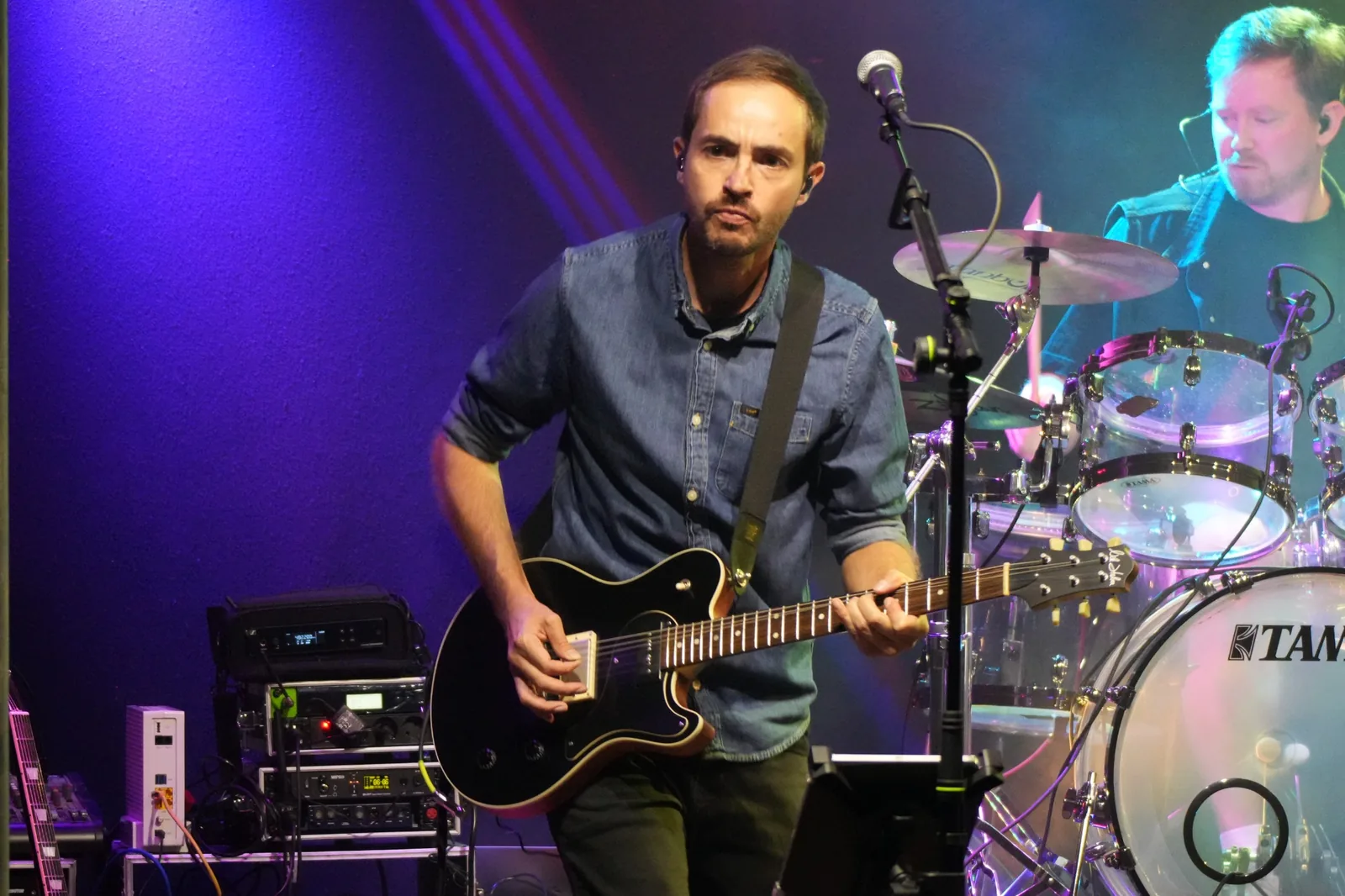 Gitarrist von Malmedy Hill bei einem Live-Auftritt