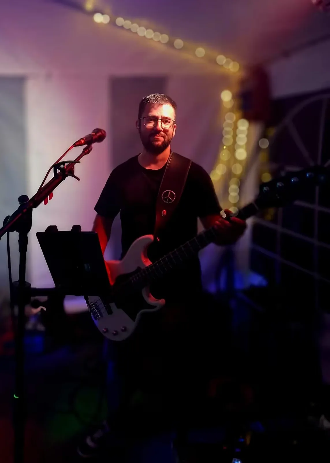 Bassist von Malmedy Hill auf der Bühne